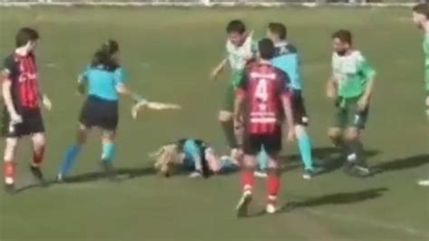 Salvaje Agresión A Una Mujer árbitro Un Jugador Le Pegó Una Trompada De Atrás