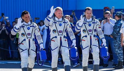 Astronaut AS Dan Kosmonaut Rusia Meluncur Bersama Ke Stasiun Luar