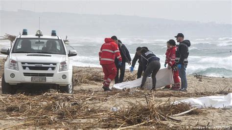 Unos Migrantes Mueren En Naufragio Cerca De La Costa De Italia