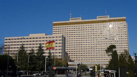 Defensa Prescinde De Trabajadores Del Hospital G Mez Ulla De Madrid