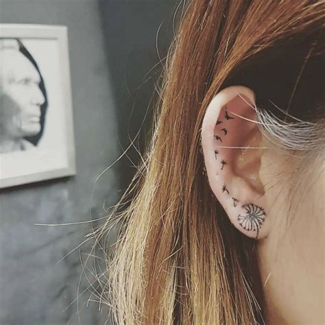 30 Ideas De Tatuajes Minimalistas Para Las Orejas