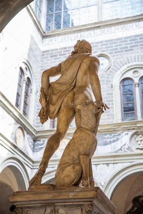 Escultura De Orfeo Y Cerbero Por Baccio Bandinelli En El Patio Del