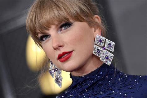 Taylor Swift makes Grammys history - NewsFinale