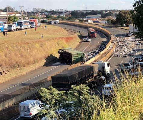 Carreta Que Transportava Lixo Tomba Espalha Detritos Pela Pista E