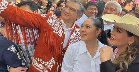 Evelyn Salgado Acompa A A L Pez Obrador En Mega Marcha Por A Os De