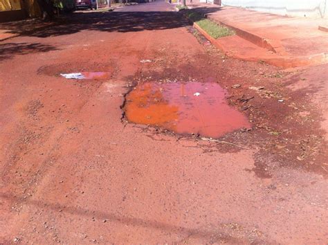 Moradores reclamam de buraqueira e pedem ação de tapa buraco