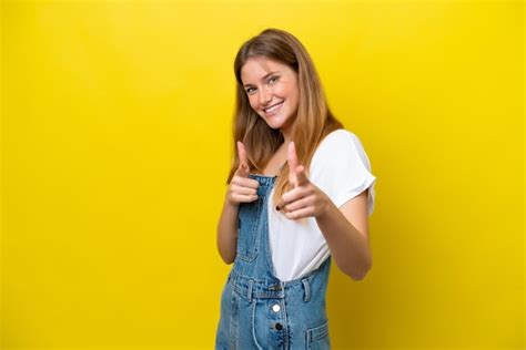 Jovem Mulher Caucasiana Isolada Em Um Fundo Amarelo Apontando Para A