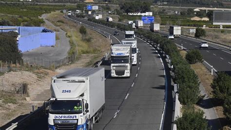 ACCIDENTE DGT Un camión colisiona contra el guardarraíl tras un