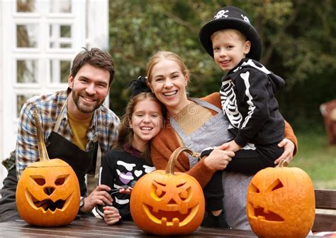 Joven Cauc Sica Familia Padre E Hijos Con Disfraces De Halloween En