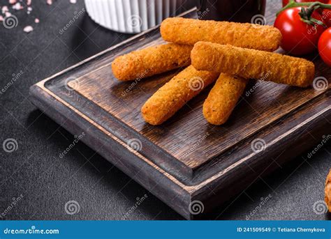 Palillos De Queso Mozzarella Con Salsa De Tomate Imagen De Archivo