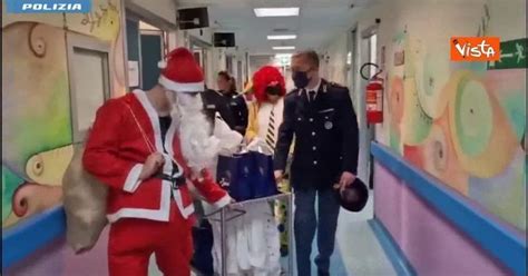 La Polizia Di Stato E Babbo Natale Consegnano Doni Ai Piccoli Pazienti