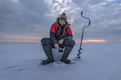 Pesca De Invierno Pescador En Peces De Catc Del Lago De Hielo Nevado