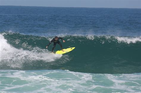 EGO Cauã Reymond mostra habilidade e voa em mais um dia de surfe