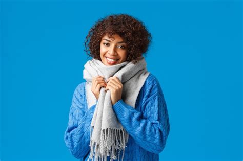 Retrato De Una Joven Sonriente Contra Un Fondo Azul Foto Premium