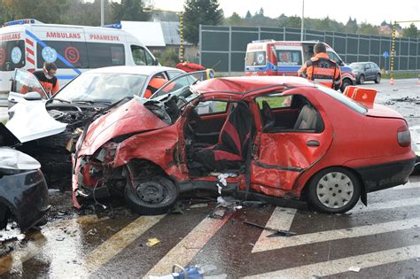 Wypadek Na Obwodnicy Przemy La W Zderzeniu Trzech Samochod W Zgin Y