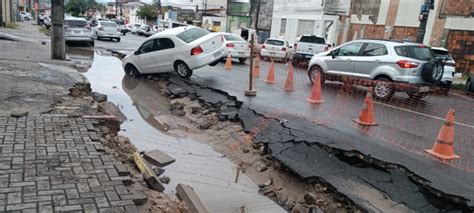 Carro fica preso em buraco após chuva no bairro Queimadinha em Feira de