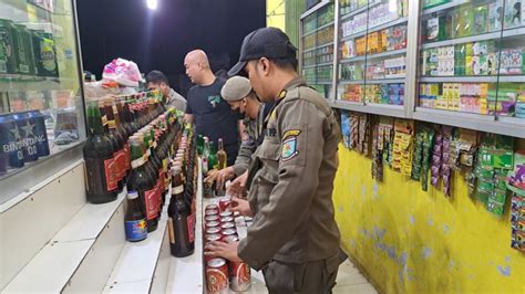 Satpol PP Tangsel Razia Miras Di Warung Dan Toko Jamu