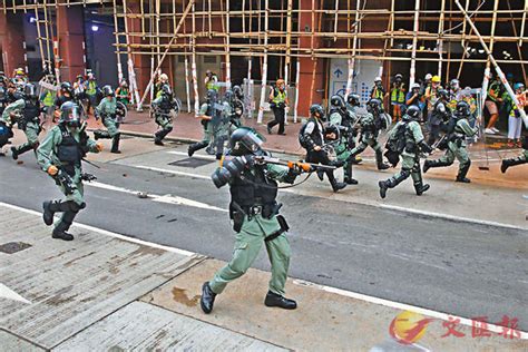 港警主动出击！装甲车重兵布防 百余暴徒束手就擒 搜狐大视野 搜狐新闻