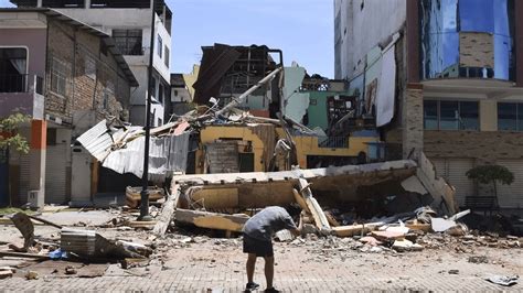 Ascienden a 15 los muertos por el terremoto que sacudió Ecuador y parte