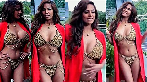 Kya Chiz Hai Re Baba🍒🍑hot And Sexy Poonam Pandey Flaunts Her Hot Figure In Bikini Front Of Media