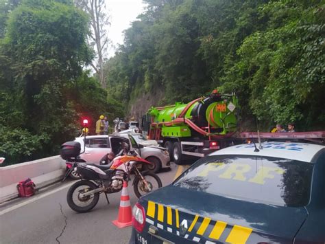 Acidente Entre Caminh O E Tr S Carros Deixa Uma Pessoa Ferida Na Br