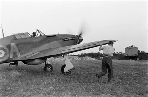 Asisbiz Hawker Hurricane Iia Raf Being Guided By Ground Crew As It