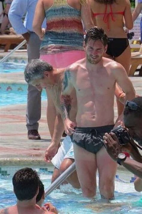 De férias no Mar do Caribe Messi pega sol de bermuda e fica a