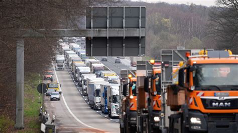 Lastwagen Brennt Auf A Kilometer Stau Bei Kelsterbach