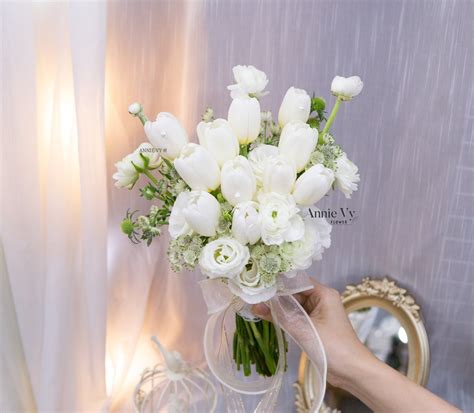 Hoa Cầm Tay Cô Dâu Tulip — Annie Vy Wedding