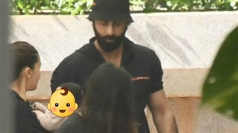 Ranbir Kapoor Alia Bhatt Make First Appearance With Daughter Raha