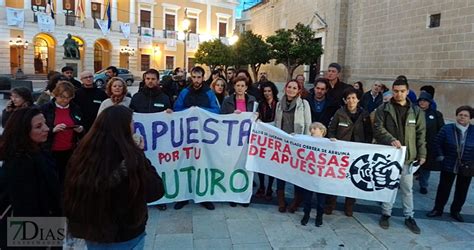 Medio Centenar De Personas Se Concentran Para Luchar Contra Las Casas