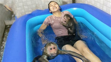 Mimi Kuku Takes A Relaxing Bath With Mom In The Swimming Pool Youtube