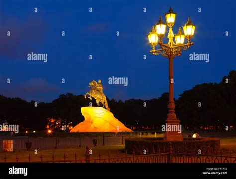 Equestrian statue of Peter the Great in night. St. Petersburg, Russia Stock Photo - Alamy