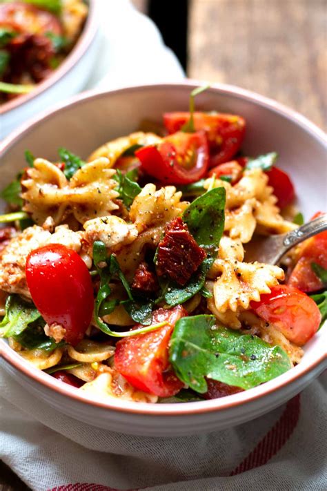 Einfacher Italienischer Nudelsalat Mit Rucola Und Tomaten