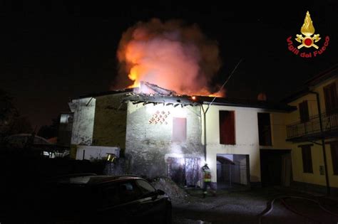 Grosso Incendio Distrugge Un Tetto Varesenews Foto