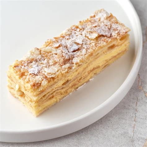 Pastel clásico de napoleón delicado y delicioso postre de hojaldre