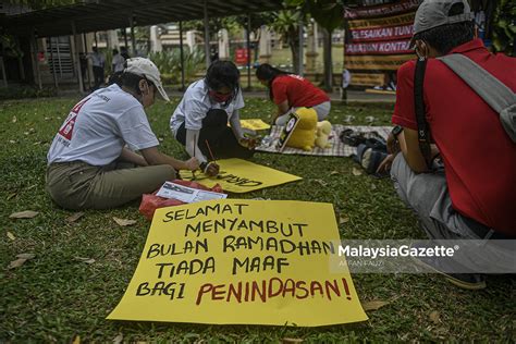 Pekerja Pembersihan Sekolah Berkampung Tuntut Tunggakan Gaji