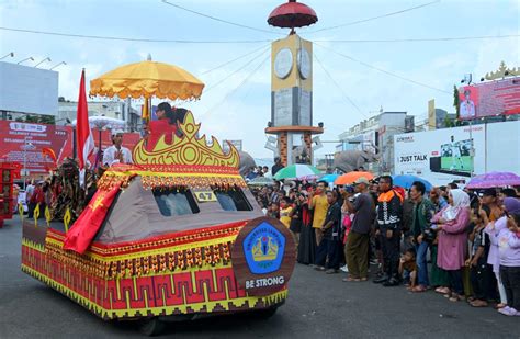 Unila Ikut Serta Dalam Karnaval Mobil Hias HUT Kota Bandarlampung