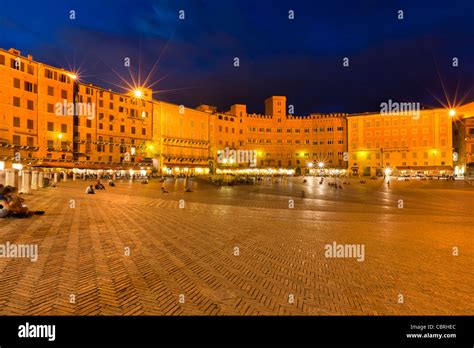 Siena piazza del campo italy night hi-res stock photography and images ...