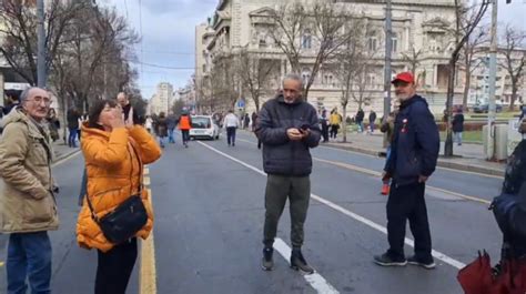 VIDEO Kolona učesnika ProGlasa kod zgrade RIK a naišla na glumačku