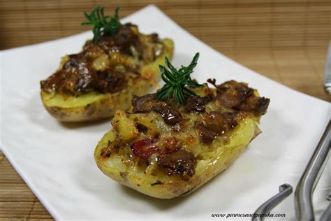 Parmesan Et Paprika Pommes De Terre Farcies Aux Champignons De Paris