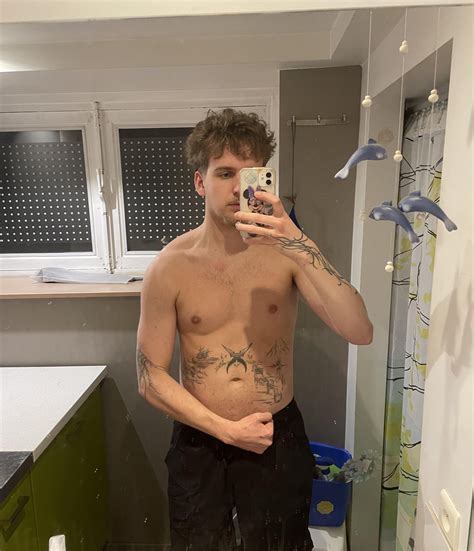 Is this normal progress? 1 year apart : r/GYM