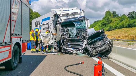 ERSTVIDEO MASSIVES TRÜMMERFELD NACH SCHWEREM LKW UNFALL AUTO