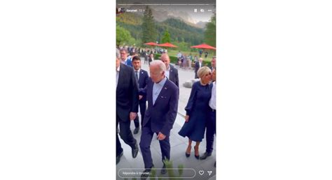 Photo Emmanuel Macron Donnant Un Bisou Son Pouse Brigitte Lors Du