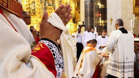 Quatro Novos Sacerdotes Foram Ordenados Pelas M Os Do Cardeal Dom