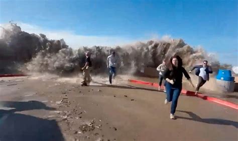 Terrifying moment massive rogue wave floods streets and runs over ...