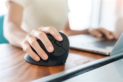 Comment choisir une souris ergonomique pour réduire les risques de