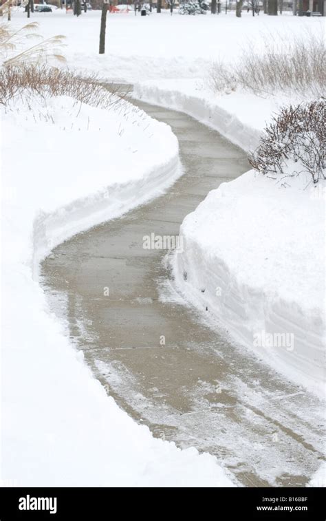 A path through the snow in a park Stock Photo - Alamy