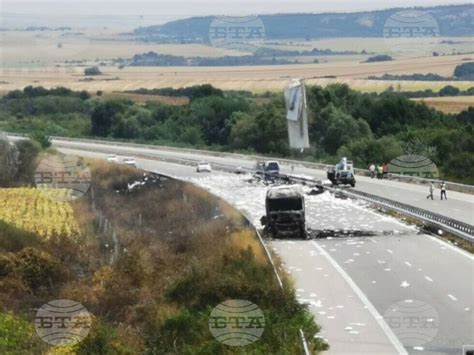 Движението по магистрала Тракия при Пловдив е пренасочено по обходен маршрут заради катастрофа