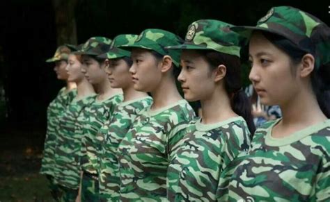 青色美女大學生將廢舊軍服diy成時裝，別有一番風味！ 每日頭條